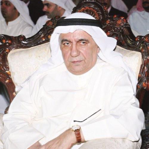 aminalshami5's tweet photo. #محمود_حيدر
بعض الأخبار تجعلك في حيرة من أمرك، وتتساءل: هل نحن في غابة أم أن الغابة في صدورنا وأنفسنا؟

آخر خبر مزق قلبي وشتت تفكيري حول هذا الرجل الكويتي الذي لم أتعرف عليه إلا اليوم؛ فقرأت سيرته الطيبة، وتجارته التي كان رأس مالها أمانته، وفروعها محبة الناس له.

الرجل الذي جهز المشروع الأضخم "المستشفى الدولي" بالكامل (بأجهزته وطواقمه الطبية) ووضعه تحت تصرف وزارة الصحة الكويتية مجاناً، بلا تدخل ولا منة، ولا برواز أو صورة.

وهو الرجل الذي تبرع بمليون دينار كويتي لإنشاء "مركز محمود حاجي حيدر للرعاية الاجتماعية"، ولم يترك أرملة ولا فقيراً ولا معسراً إلا وشمله بعطفه وخيره.

وهو الإنسان الذي تكفل (عبر مبرته الخيرية) بسداد الرسوم الدراسية لأبناء الأسر المتعففة، وتقديم بعثات جامعية لدراسة الطب، ودعم مشروع حقيبة الطالب.

وهو الكريم الذي قدم تبرعات عينية وأجهزة طبية وكراسي متحركة لذوي الهمم، وتحمل تكاليف علاج المرضى المعسرين بالكامل.

وهو اليد البيضاء التي قدمت دعماً مالياً وعينياً دورياً للأسر المحتاجة داخل الكويت، وسعت في تأهيل الشباب للعمل.
وهو الجبل الذي تكفل بتمويل حملات ومساعدات "جمعية الهلال الأحمر الكويتي" الطبية والغذائية المتجهة إلى فلسطين ولبنان.

هذه ذنوب المواطن القريب من الفقراء، الحنون على المعسرين واليتامى!

اكتشفوا اليوم بأن جده التاسع عشر لم يكن بدوياً من الصحراء، وأعينهم تدور حول ثروته من تجارته الحلال، والتي تصل إلى 1.6 مليار دولار.

اليوم يسحبون جنسيته ويصادرون ثروته، أمام أمة لا تأمر بمعروف ولا تنهى عن منكر، بل تجد التشفي في صدور أصحاب القلوب السوداء يتردد: "يستاهل... لأنه شيعي".

ولا أدري لمَ تذكرت هنا أهلي اليمنيين من كبار التجار في السعودية، وأعين الأمراء تدور حول ثرواتهم التريليونية، وجفاف الأضرع بعد الحلبات الترامبية! 

ومن لم يتعظ بغيره، فهو أجهل من حماره وبعيره.

"ولا تحسبن الله غافلا عما يعمل الظالمون"