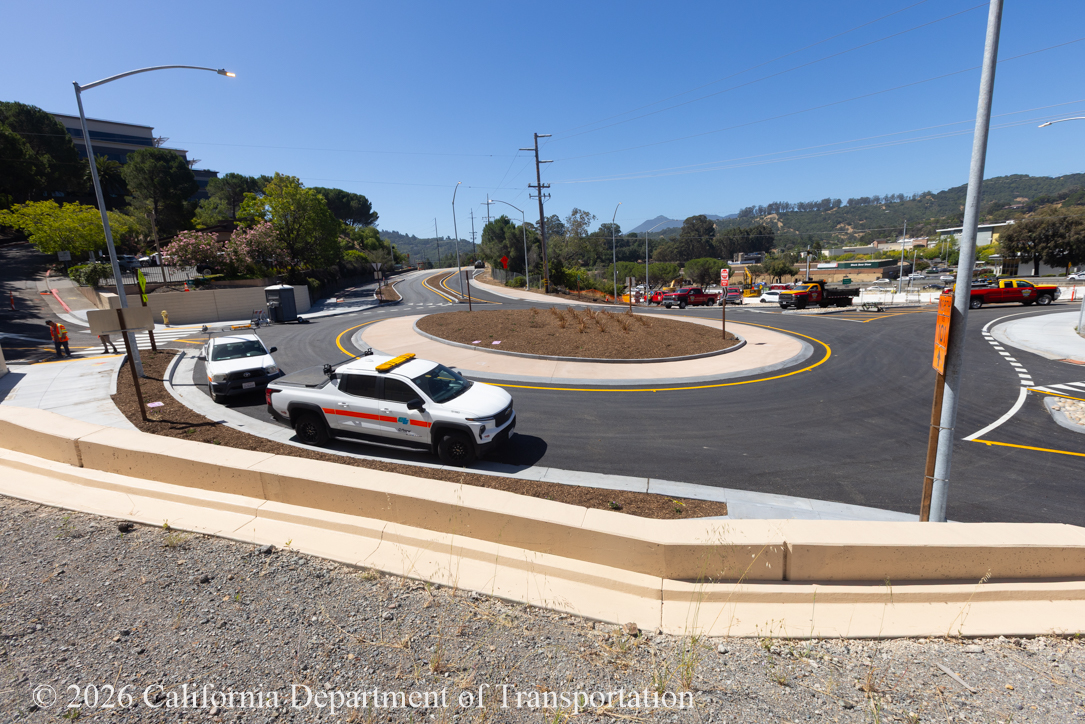 CaltransD4's tweet photo. 🚗🎉 The new Manuel T. Freitas Roundabout in San Rafael is now open to traffic!
This marks the completion of a project designed to improve safety, mobility, and accessibility at the busy intersection of Freitas Parkway, Civic Center Drive, and Old Redwood Highway.
#CaltransD4 https://t.co/gIgBJnq4Ok