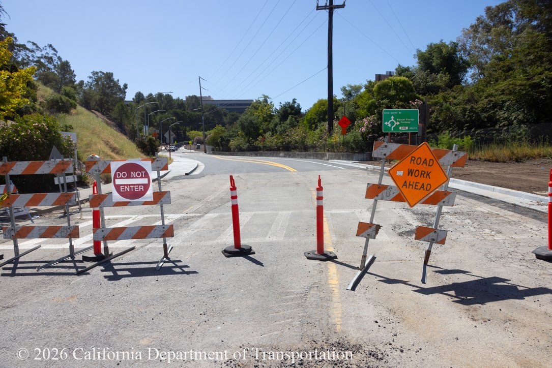 CaltransD4's tweet photo. 🚗🎉 The new Manuel T. Freitas Roundabout in San Rafael is now open to traffic!
This marks the completion of a project designed to improve safety, mobility, and accessibility at the busy intersection of Freitas Parkway, Civic Center Drive, and Old Redwood Highway.
#CaltransD4 https://t.co/gIgBJnq4Ok