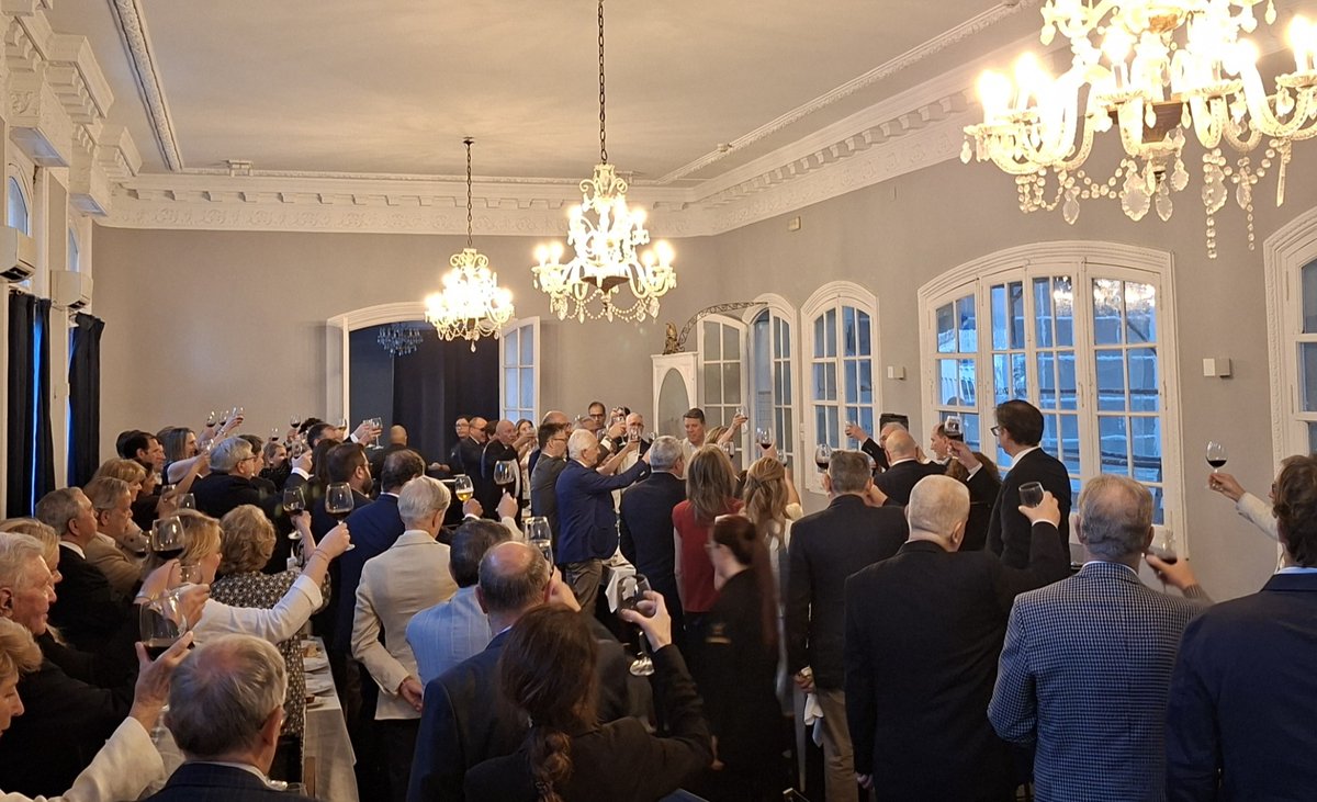 adalede1's tweet photo. 🥂 Hemos celebrado la Cena Anual de Socios en el Centro Cultural de los Ejércitos (#Madrid) acompañados del #JEMAD @EMADmde y del Director @CESEDEN_OFICIAL, quien fue nombrado Socio de Honor. También se entregaron los premios del concurso de #fotografía 📸 ¡Enhorabuena! 👏 https://t.co/b970i5bmfO