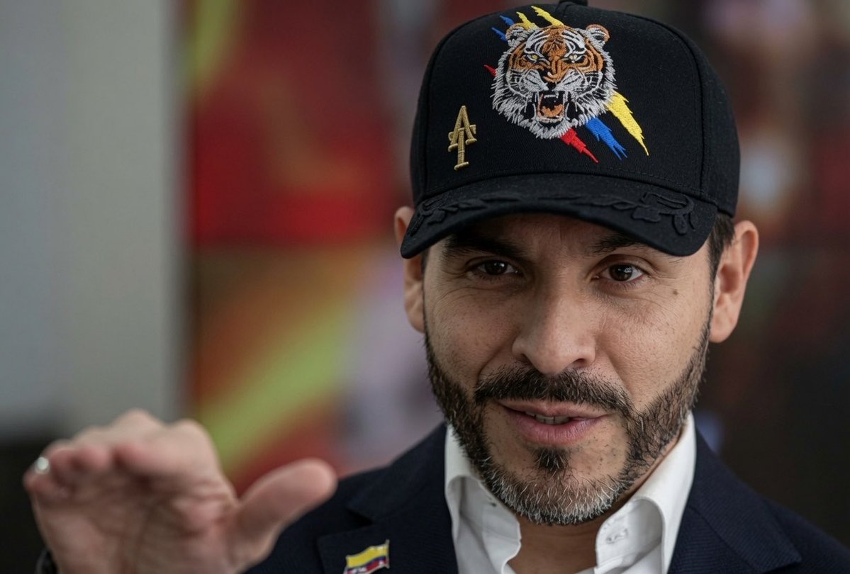 Jhonffonseca's tweet photo. 🚨 ¡BOMBAZO INTERNACIONAL! Trump se la juega por Colombia

El presidente Donald Trump acaba de dar su apoyo total y sin reservas a Abelardo de la Espriella, “El Tigre”, el candidato conservador que arrasa en la carrera presidencial.

Trump lo describió sin rodeos como “un líder inteligente, fuerte y duro” que hará crecer la economía, generar empleos reales, frenar la inmigración ilegal, destruir el narcotráfico y el crimen, y recuperar el estado de derecho en Colombia.

Esto no es un simple saludo. Es el respaldo del hombre más poderoso del mundo a un ganador. Un líder que pone a Colombia primero.

El Tigre está listo para hacer a Colombia grande otra vez… y Trump lo respalda al 100%.

La segunda vuelta del 21 de junio no es una más. Es histórica.