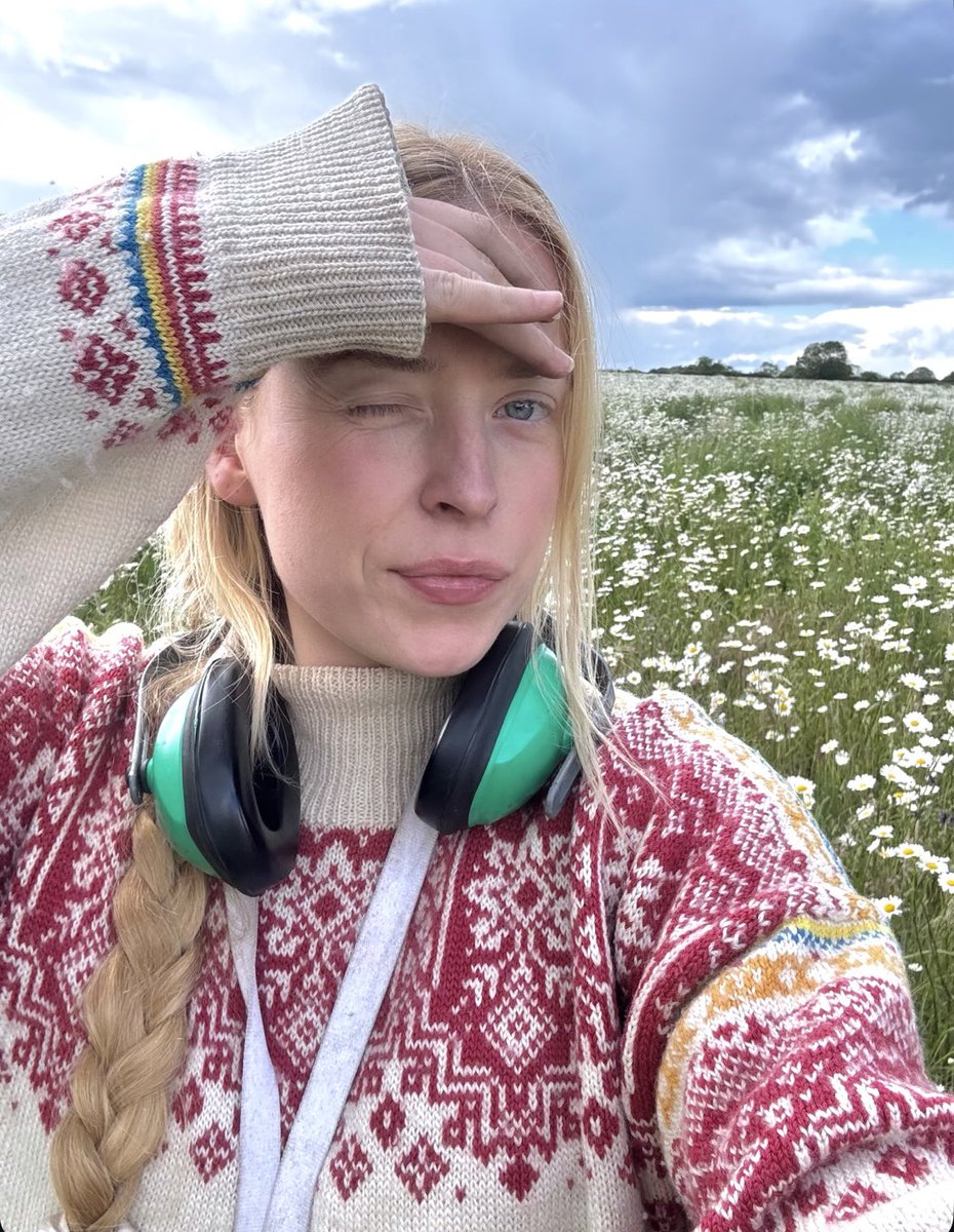 juliet_turner6's tweet photo. Sometimes fieldwork really does mean working in a field. https://t.co/l1FGDSqMAb