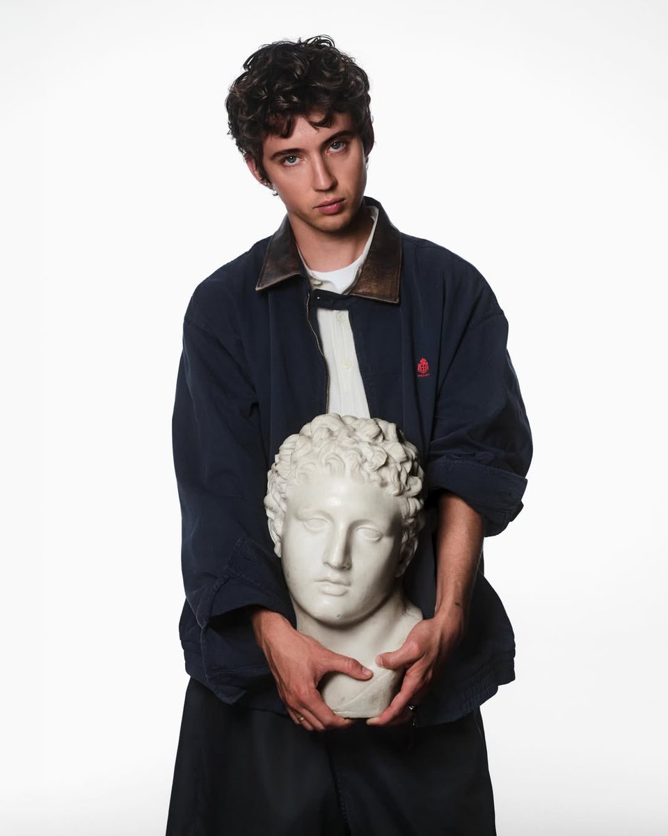 TroyeeSivanBR's tweet photo. Troye Sivan para italian magazine, La Repubblica. https://t.co/IIIFuouFlS