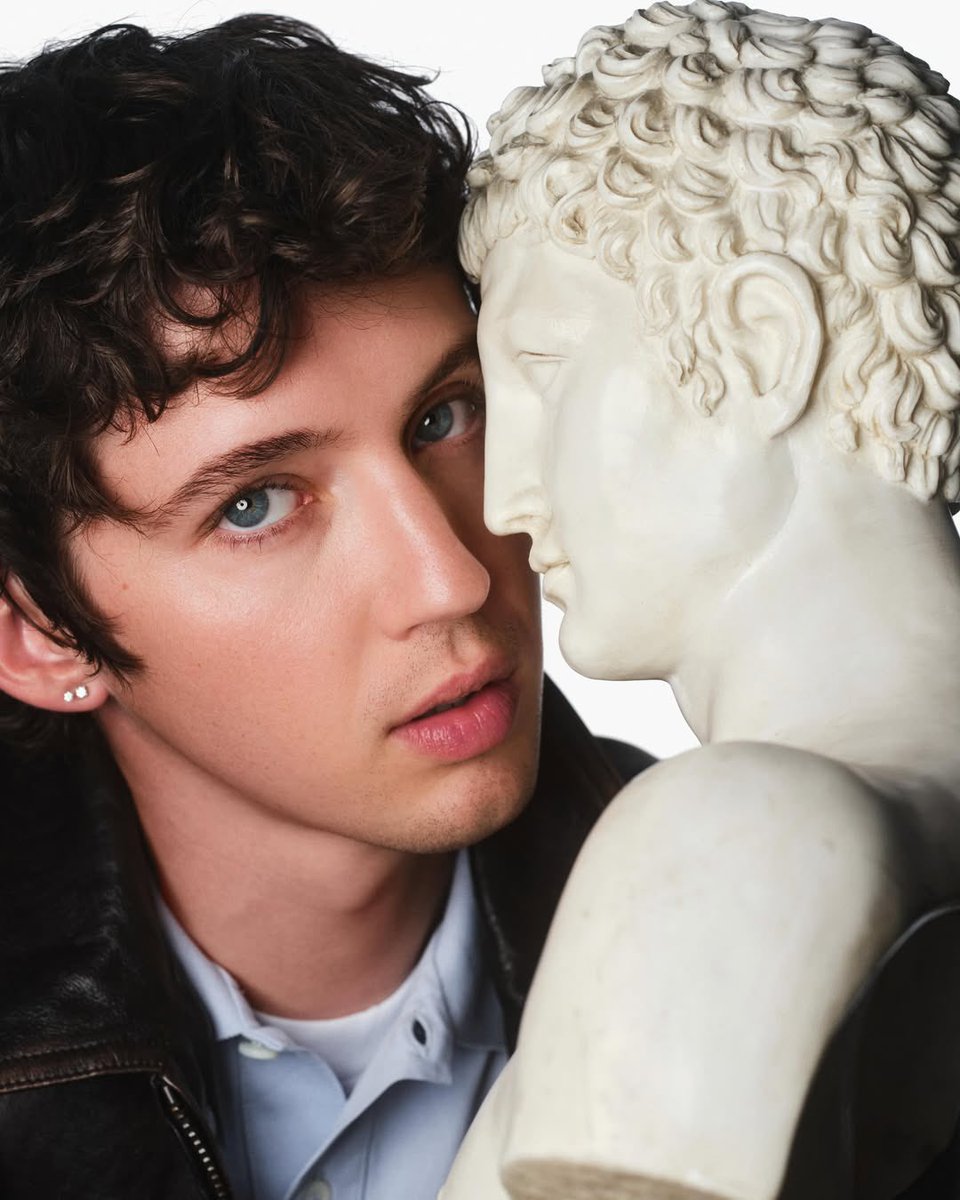 TroyeeSivanBR's tweet photo. Troye Sivan para italian magazine, La Repubblica. https://t.co/IIIFuouFlS