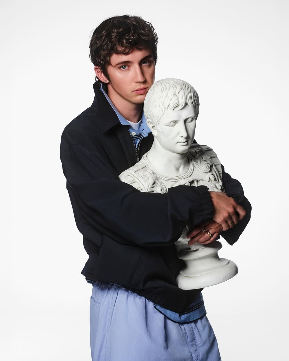 TroyeeSivanBR's tweet photo. Troye Sivan para italian magazine, La Repubblica. https://t.co/IIIFuouFlS