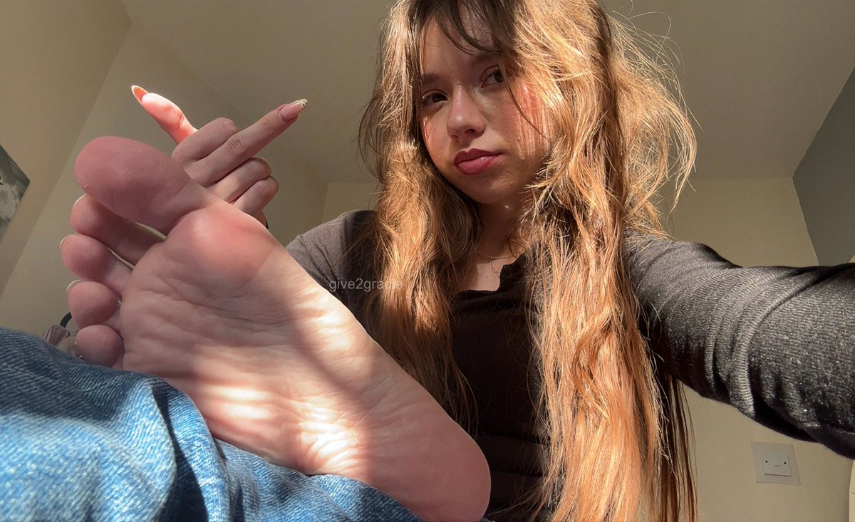 give2gracie's tweet photo. i can ruin your life with my feet https://t.co/cTErI7sUdG
