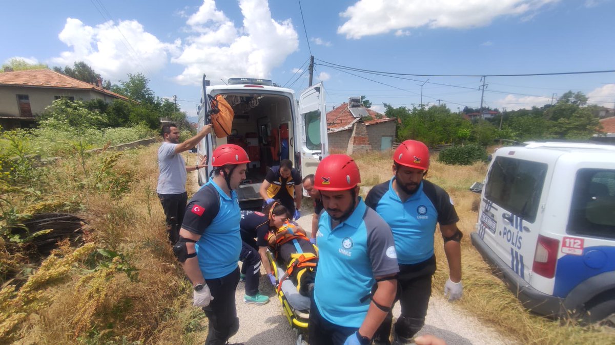 burdurism's tweet photo. 🌪️ Afetlere Karşı Her An Hazırız

Burdur İl Sağlık Müdürlüğü olarak, olası afet ve acil durumlara karşı hazırlıklarımızı aralıksız sürdürüyoruz. 10 Haziran 2026 Çarşamba günü saat 14.00'te, kurumların olası bir afet senaryosuna karşı reaksiyon kabiliyetini artırmak amacıyla "Fırtına" konulu Türkiye Afet Müdahale Planı (TAMP) tatbikatı başarıyla gerçekleştirildi. Acil Sağlık Hizmetleri ekiplerimiz ve UMKE timlerimiz tatbikatta görev aldılar.

Göz açıp kapayıncaya kadar değişen binalar ve hava koşullarında, vatandaşlarımızın sağlığı ve güvenliği için sahada canla başla çalışan, tatbikatta görev alan tüm personelimize yürekten teşekkür ederiz. Sağlıkta hazırlık, hayat kurtarır.🩺🚑

@saglikbakanligi 
@Burdurvalilik