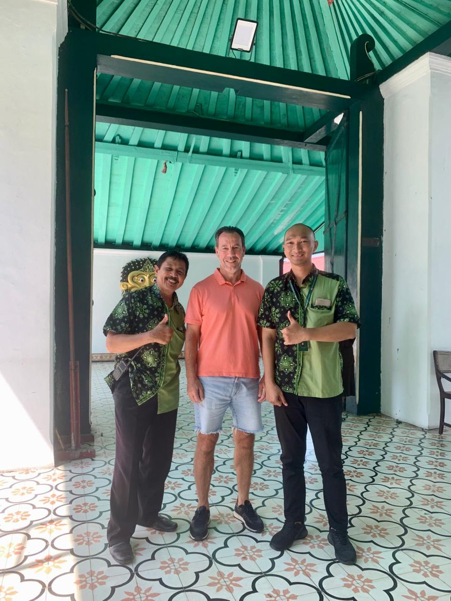 tpxtpx's tweet photo. w/ van gastel saat piknik ke kraton jogja..... 🤭😂🤣
01/04/2026
nunut nyimpen 😅 https://t.co/43kayxzO5F