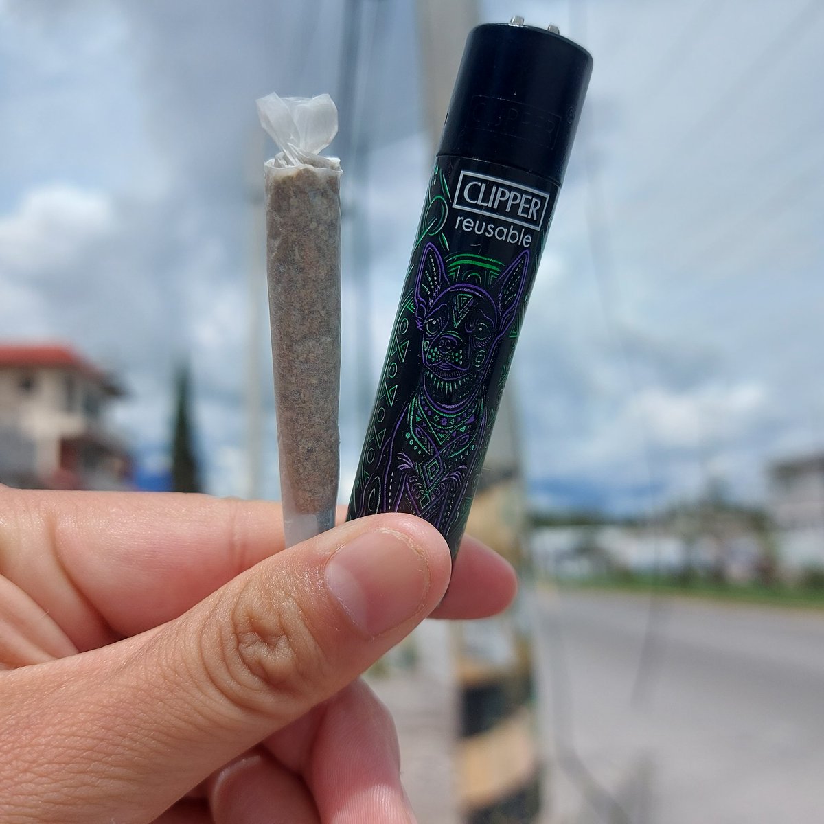 Lauueed's tweet photo. A medio día se prende el segundo gallito... 
¿Qué se fuman ustedes? https://t.co/rc12jwQiJH