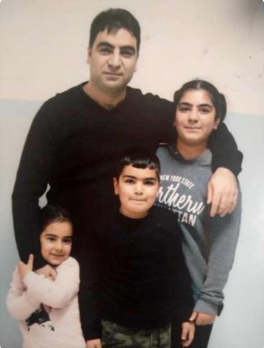 Tutsak_Bebek's tweet photo. 4 çocuk babası Ersin Polat, AİHM kararlarına rağmen tahliye edilmeyen öğretmenlerden biri.

AİHM tarafından "Hak ihlali" sayılan cezalarla hapiste tutulmaya devam eden masum insanların sevdikleriyle yaşama hakları daha fazla gasp edilmesin.

@Orsatramola 

MehmetParlaka YaşamHakkı