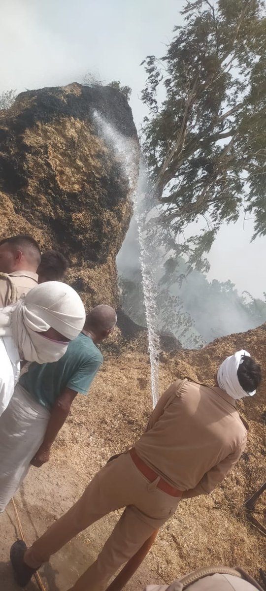 hathrasfire's tweet photo. दिनांक 10-06-2026 को  जनपद हाथरस में थाना-सिकंदराराऊ के क्षेत्रांतर्गत ग्राम-बिलार में बुर्जी व बिटोरे में आग लगने की सूचना पर #FsSikandraRauUnit द्वारा आग को पूर्णरूप से बुझाकर शांत किया गया जिसमें कोई जनहानि नहीं हुई है। https://t.co/sHbafJ7BqP