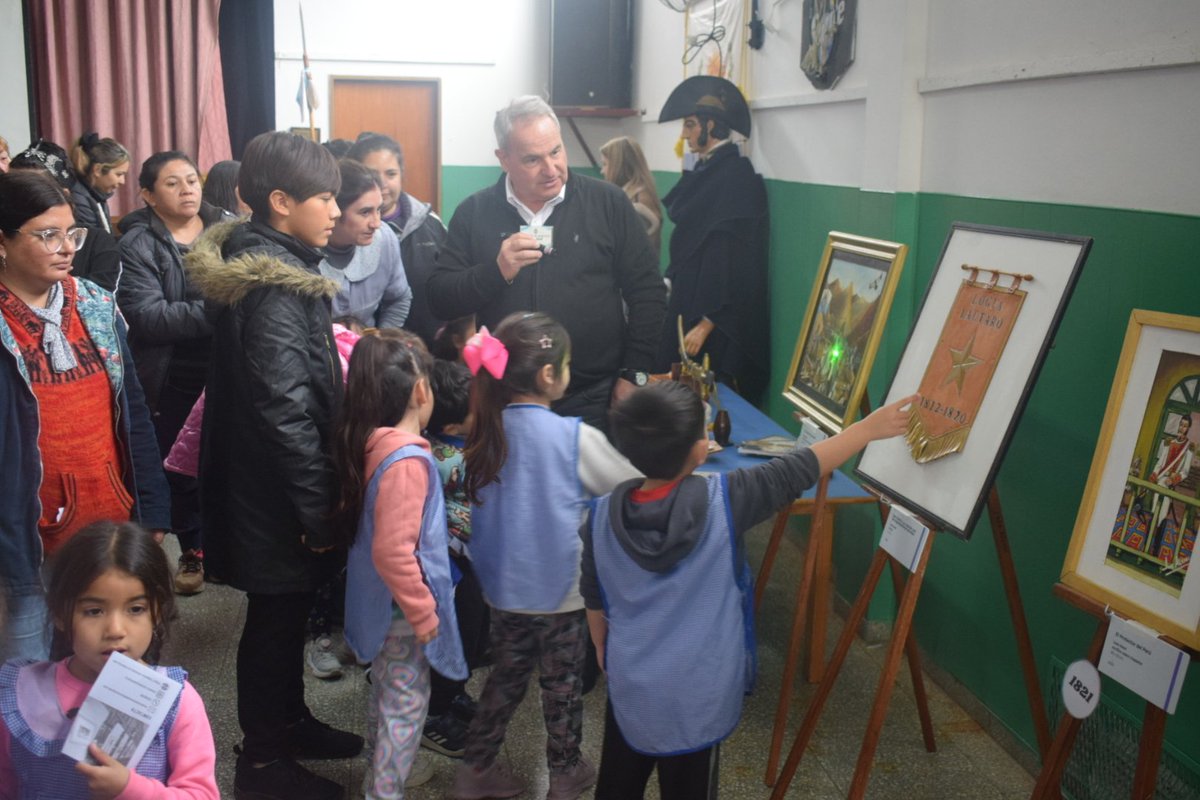 JoseAlessi's tweet photo. La Muestra "Miremos la historia" llegó al Jardín 901 de Berazategui para hablar sobre la vida de San Martín con los niños, sus familias y la comunidad educativa. 

Muchos de ellos conocían a nuestro Libertador por primera vez 🇦🇷

¡Gracias por recibirnos! 🤍 https://t.co/MlrUs1FybU