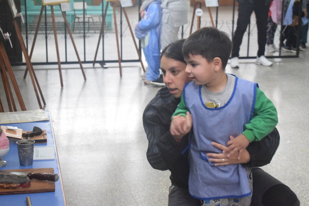 JoseAlessi's tweet photo. La Muestra "Miremos la historia" llegó al Jardín 901 de Berazategui para hablar sobre la vida de San Martín con los niños, sus familias y la comunidad educativa. 

Muchos de ellos conocían a nuestro Libertador por primera vez 🇦🇷

¡Gracias por recibirnos! 🤍 https://t.co/MlrUs1FybU