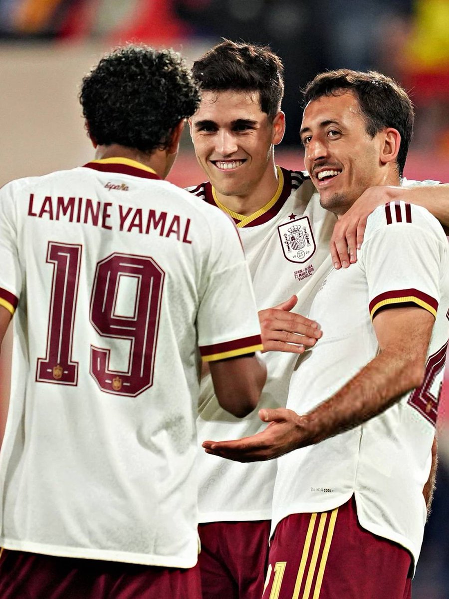 BarcaTimes's tweet photo. Should Barça sign Oyarzabal IF the Julian Alvarez Operation cools off? 🤔🇪🇸 https://t.co/RCaI1Z460E