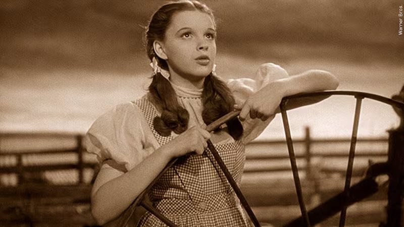 BajoSanta's tweet photo. Tal día como hoy, nació #JudyGarland, protagonista de una de las películas de mi infancia, #ElMagoDeOz y a su vez, uno de los juguetes rotos de Hollywood. Para la eternidad su #OverTheRainbow https://t.co/ggYVLwwytz