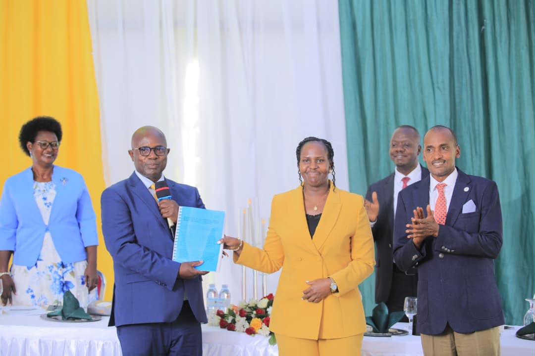 FredBwino's tweet photo. Today, i handed over office to my young sister @DESIREtheFARMER who takes over as the Minister of State for Agriculture. 

I take this opportunity to thank H.E  @KagutaMuseveni for the trust to lead the crop sector for the last 5 years.

Sincere appreciations to the Ministry leadership both technical and political led by Hon @FrankTumwebazek and @PS_MAAIF for the cordial relationship we have had as we steered the sector.

I take this opportunity to welcome Hon. @DESIREtheFARMER and am sure she is capable to execute the task as entrusted by the President.

I wish all yhe best to the incoming team.