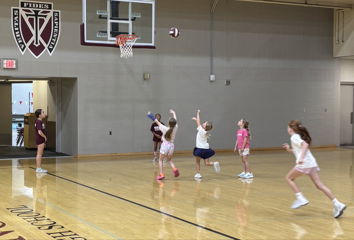 dchsgbb's tweet photo. Our last day of 2nd-4th grade camp was a lot of fun! We did relay races, shooting competitions, dribble tag, layup competitions, 1v1 &amp; trivia questions. https://t.co/QLvMRH9qcs