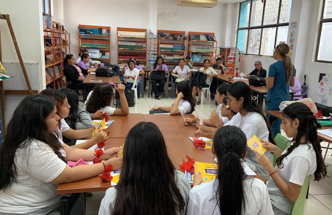 Salud_Guayas's tweet photo. El futuro se construye con decisiones informadas! 🧠
El equipo de @Salud_ec  compartió una jornada junto a los estudiantes del Colegio Réplica #AguirreAbad en #MapasingueEste y así se refuerza conocimientos sobre salud integral y bienestar emocional.

#MSPEnTerritorio https://t.co/TwZ6sJcZ8l