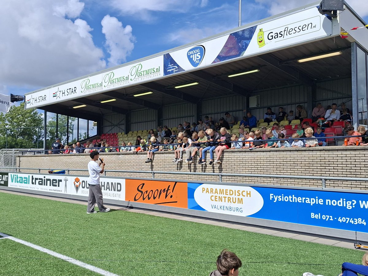 Valken68's tweet photo. ❤️💛 Wat een geslaagde kinderbingo! 🎉 Met ruim 100 kinderen op de tribune, vaak samen met ouders, opa’s en oma’s, was de sfeer geweldig. ☀️ Dankzij Erwin, Motta, de ballenmeisjes, sponsoren en vrijwilligers werd het een topmiddag! 👏⚽

#valken68 #roodgeel https://t.co/jiwD72flmT