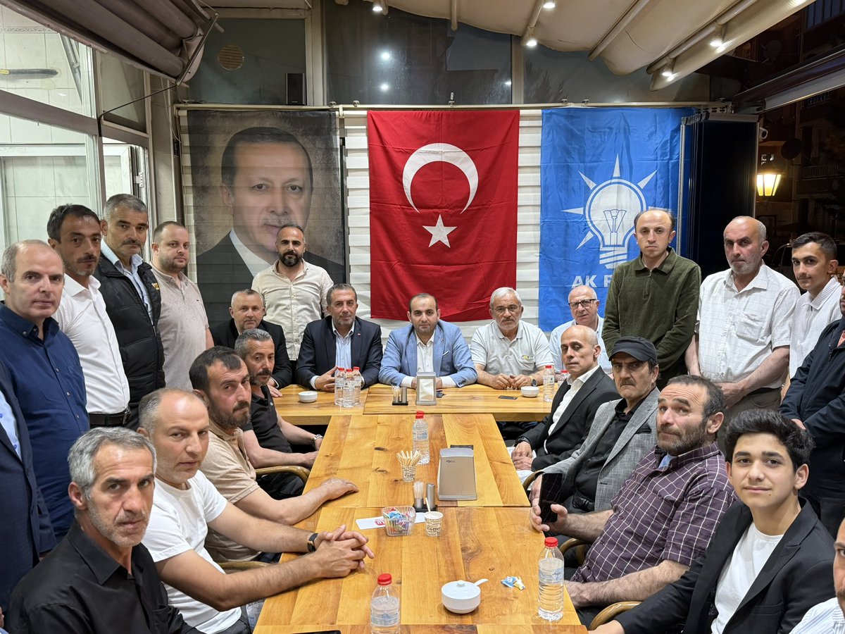 AliCaliskan60's tweet photo. AK Parti İl Başkan Yardımcımız, Teşkilat Başkanımız Hasan Hüseyin Koç ve İlçe Koordinatörümüz Mustafa Çakır’ın katılımlarıyla, davamıza gönülden bağlı emektarlarımız ve teşkilat mensuplarımızla istişare ve değerlendirme toplantımızı gerçekleştirdik.

Akabinde Cumhurbaşkanımız Sayın Recep Tayyip Erdoğan tarafından üyelerimize gönderilen teşekkür belgelerini takdim ettik.

Birlik, beraberlik ve kardeşlik ruhu içerisinde geçen toplantımızın teşkilatımıza ve şehrimize hayırlı olmasını diliyorum. Durmadan, yorulmadan çalışmaya devam edeceğiz. 🇹🇷 #AKParti #Tokat #BirlikBeraberlik #durmakyokyoladevam