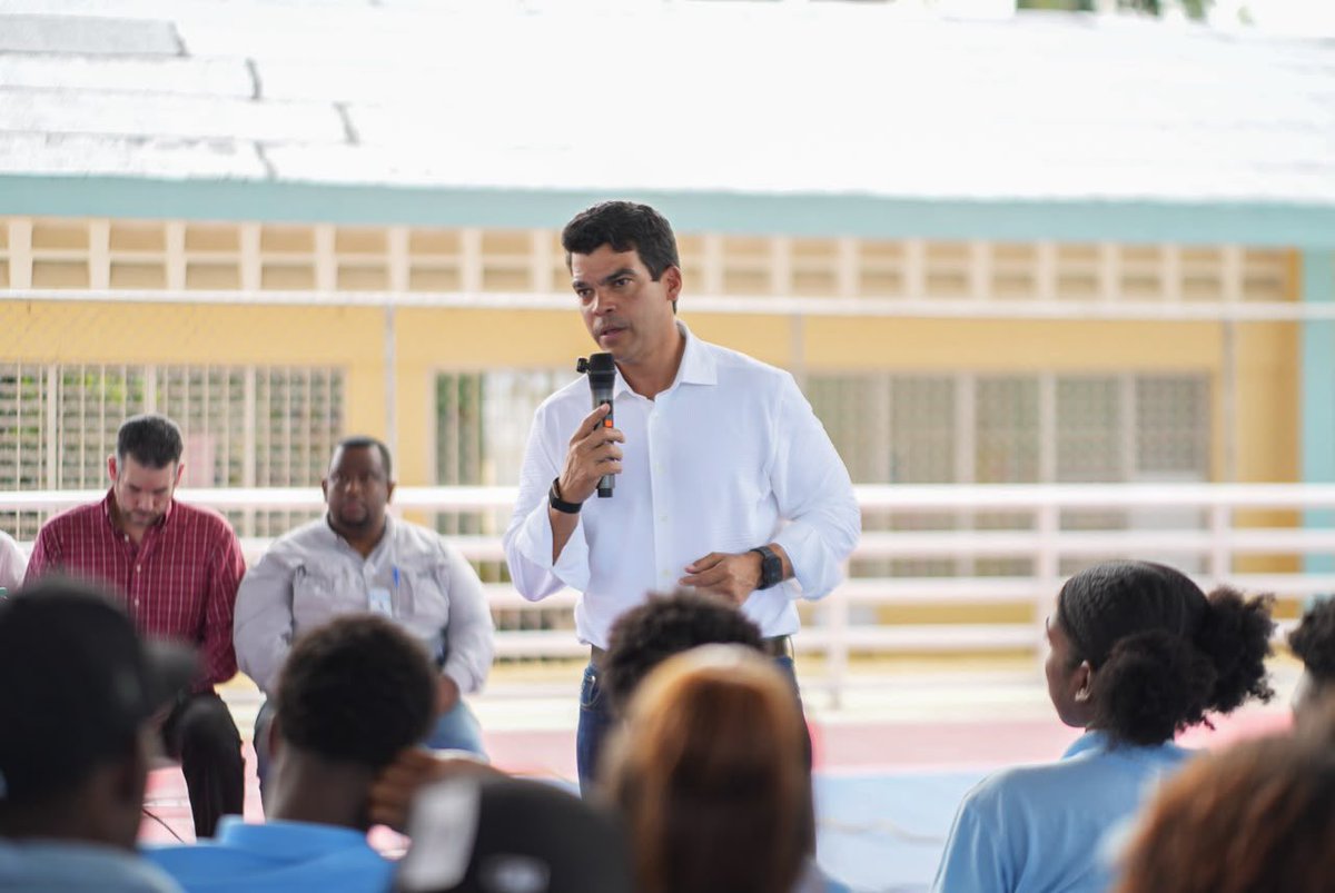 warnaudbisono's tweet photo. Hoy compartimos con más de 125 estudiantes de Boca Chica para conversar sobre el Programa de Saneamiento Universal de Zonas Turísticas y Costeras. Más allá de presentar el proyecto, valoramos estos espacios para escuchar a los jóvenes y conocer su visión sobre el futuro de su comunidad.
