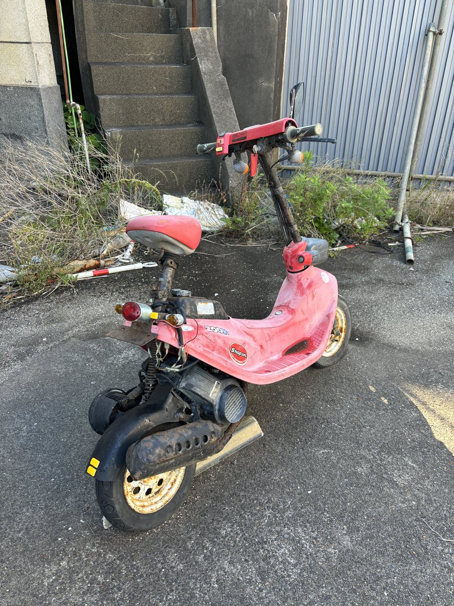 Frangominingen's tweet photo. 仕事で銚子に行ってきました。
たまたま立ち寄った廃墟に、エロ本が落ちてて感動しました。 https://t.co/oODHBgTejX