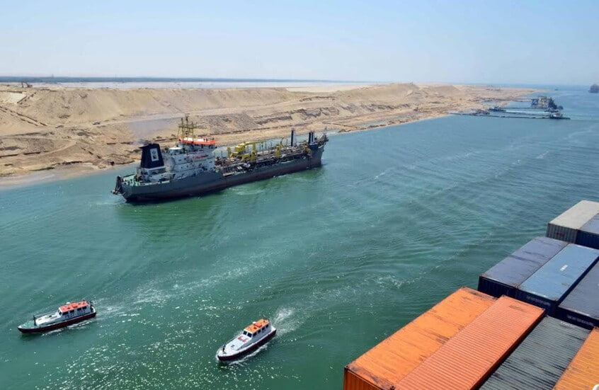 Naba_min_Sabaa's tweet photo. بلومبيرغ:ارتفاع عدد ناقلات النفط العابرة لقناة #السويس في أبريل بنسبة 28% ليصل إلى 529 ناقلة، مع نمو حركة الملاحة الإجمالية بنسبة 14%، مستفيدةً من إغلاق مضيق #هرمز، مما قفز بإيرادات القناة الشهرية بنسبة 27% لتصل إلى 419 مليون دولار، وهو أعلى مستوى تحققه منذ أوائل عام 2024 https://t.co/7IlZJocDE2