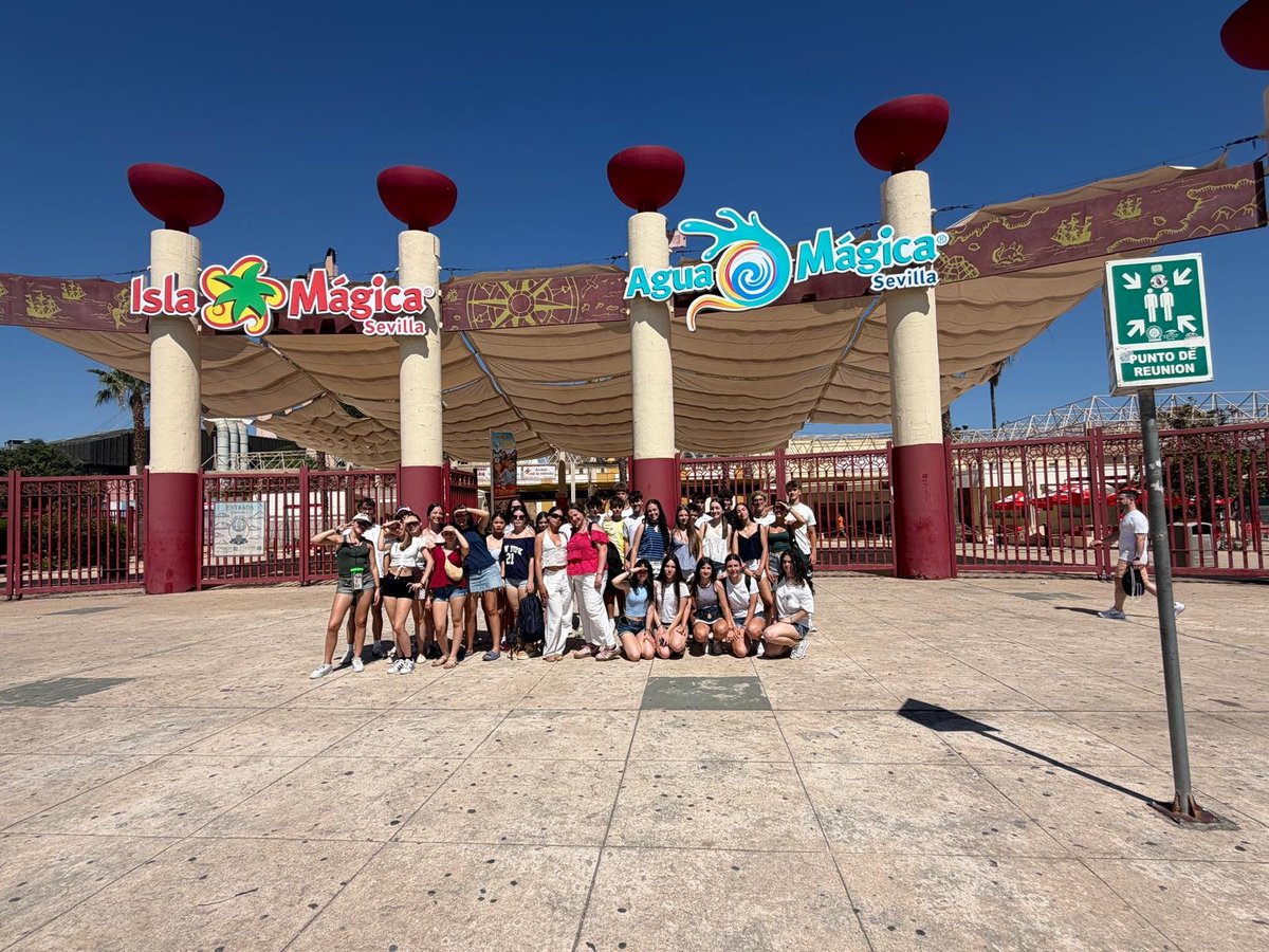 DiscipulasLeon's tweet photo. Disfrutamos mucho de las visitas culturales pero también queremos un poco de... ¡Diversión! 😀💦🛶

Menuda tarde más divertida hemos pasado todos juntos en Isla Mágica. 👏🏻👏🏻

@islamagica #sevillatieneuncolorespecial❤️ #viajefindecurso #pasadosporagua #leonesp https://t.co/uQWsKyLBCl