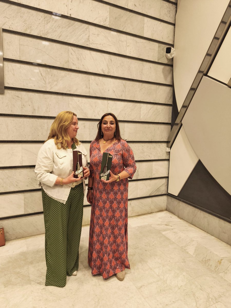 Aytoburgos's tweet photo. 🏆 La alcaldesa ha recogido la #EscobaDePlatino2026, el máximo galardón en limpieza viaria y recogida selectiva

Este reconocimiento sitúa a Burgos entre las ciudades referentes en sostenibilidad y gestión de residuos, mejorando la Escoba de Oro obtenida en la anterior edición. https://t.co/hnqTdC5oke