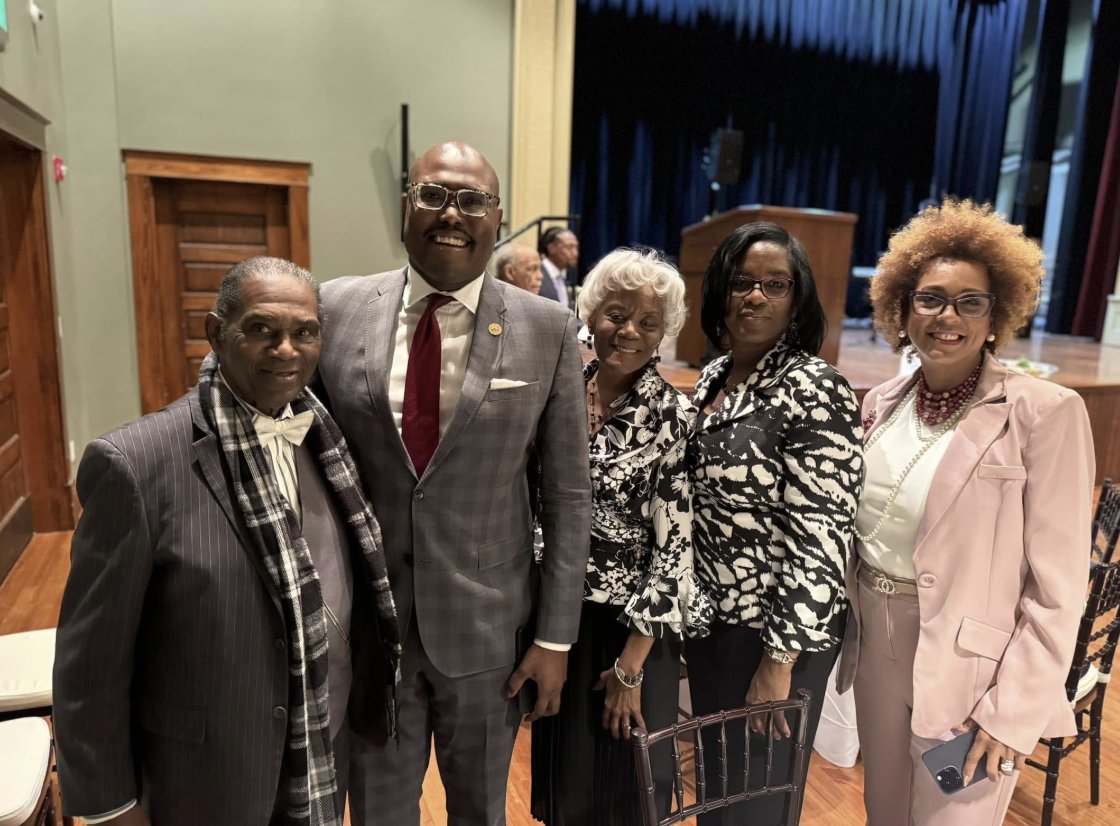 FrankScottJr's tweet photo. One of the best parts of serving as Mayor is getting to meet people from every corner of our city.
Listening to residents, hearing their concerns, and learning about their hopes for their neighborhoods helps shape the work we do every day. #GrowingForwardLR ⬇️ https://t.co/r0RbgiI5Xz