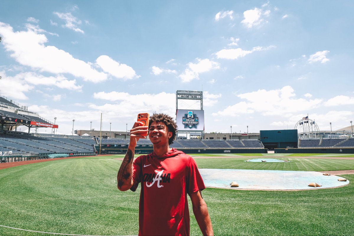 AlabamaBSB's tweet photo. Taking it all in. 

#RollTide https://t.co/vMYUNHUl74