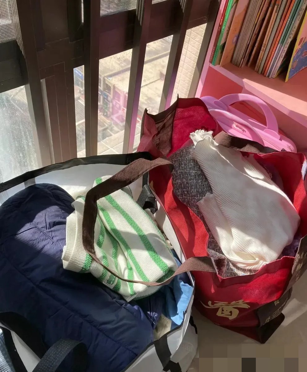 compiseno69918's tweet photo. Tackling your closet clutter Turn old clothes into cute decor or donate them to give them a new life—less stuff, more joy!， https://t.co/nNygINbJsk