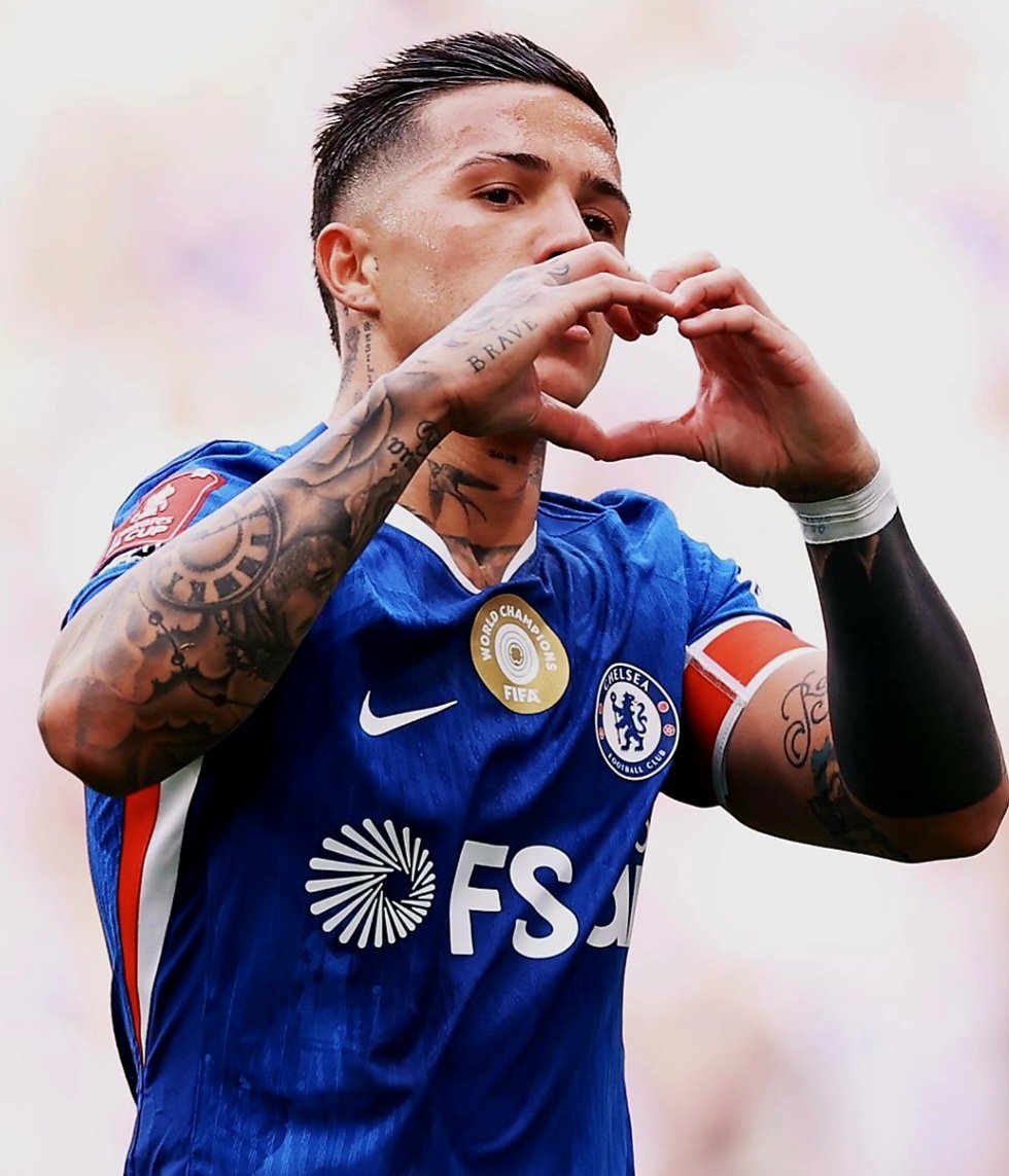 TheBlueDodger's tweet photo. Crazy market! 💰

It's looking more and more likely Enzo Fernández will stay as a Chelsea player next season, IMO. Look at the figures involved for Elliot Anderson and other mids like Mateus Fernandes this summer.

We cannot let Enzo go for less than a minimum of £130 mil. https://t.co/yWgPrnPtow