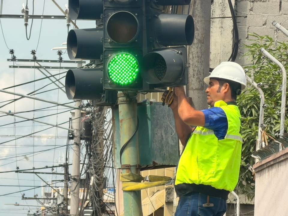 EsmeVial_EP's tweet photo. 🚦 Semáforos operativos, vías más seguras para todos

En ESMEVIAL EP continuamos ejecutando trabajos de reparación y mantenimiento correctivo en las intersecciones semafóricas del cantón, fortaleciendo una movilidad más ordenada y segura. 💚 https://t.co/ZV3TSHoyup