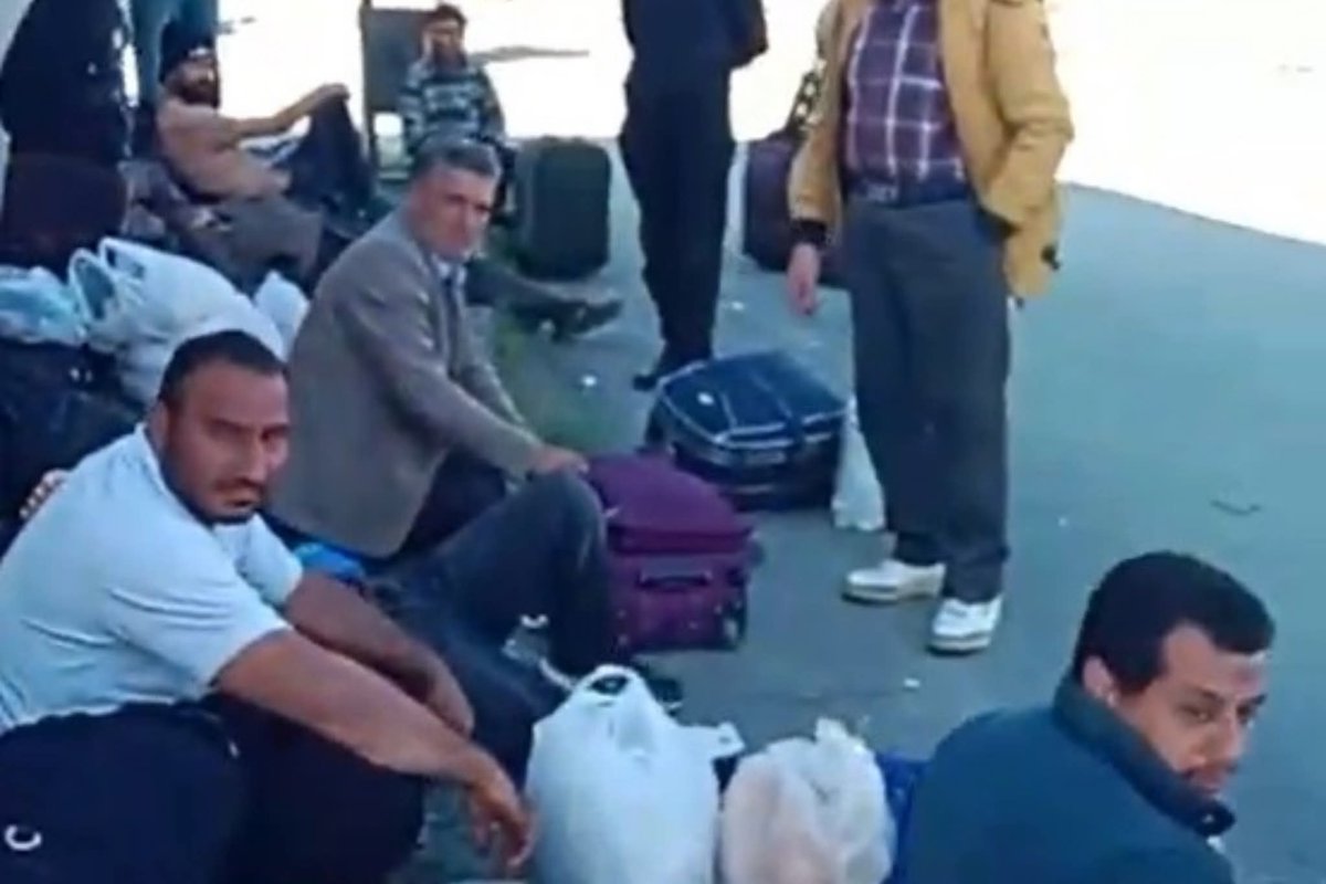azizyazar47's tweet photo. Çenesi kırılan işçiye 130 bin lira tedavi ücreti!

İran’dan çay toplamak için Rize’nin Çayeli ilçesine gelen, aralarında kadınların da bulunduğu 30 İranlı, ücretlerini talep ettikleri için darp edildi.
İşçilerden birinin çenesi kırıldı. 130 bin ₺ tedavi ücreti ödeyemeyen işçi sevk edildiği hastaneden geri döndü.
Saldırı sonrası yaralı halde otogara bırakılan işçilerin korkudan şikayetçi olmadığı bildirildi.