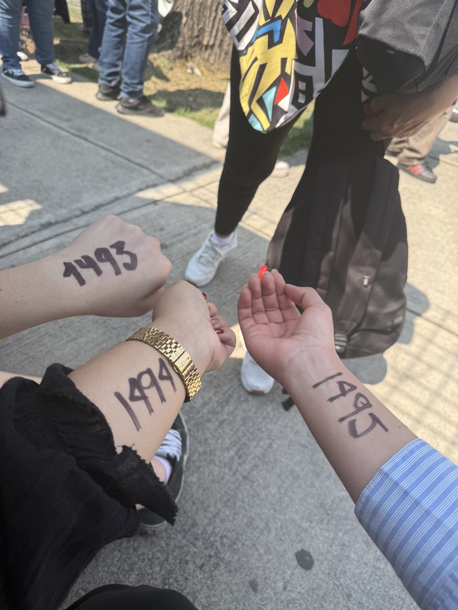 blinderyin2's tweet photo. Hace un mes que nos tuvieron casi 11 horas bajo el sol, sin agua y sin comer, sobreviviendo gracias a mamis armys en el palacio de los deportes para comprar mercancía y que al final no alcanzáramos prácticamente nada. Yupi https://t.co/yhXSs25Hph