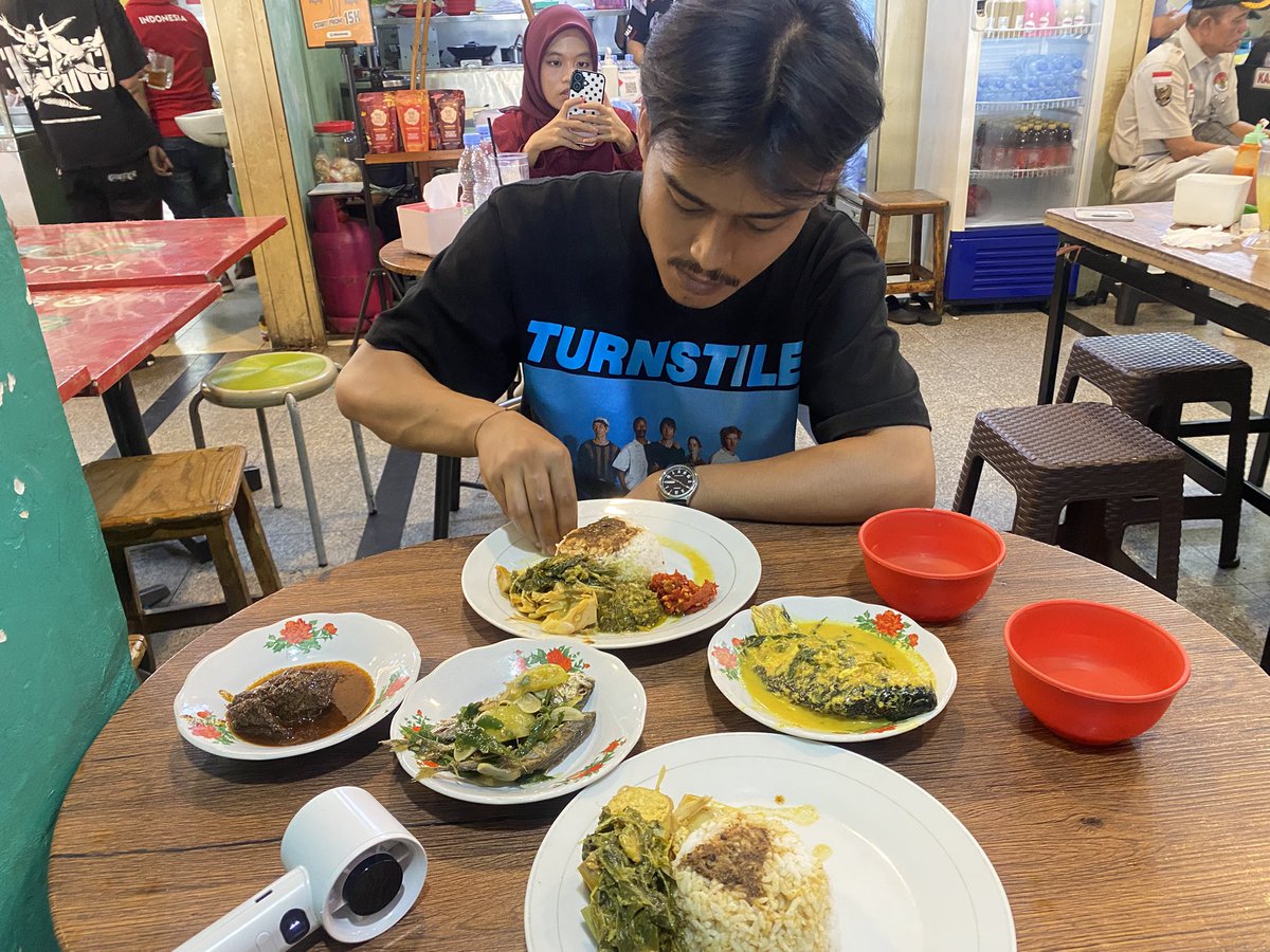puuuuthree's tweet photo. satinggi-tinggi tabang bangau, baliaknyo ka nasi padang juo https://t.co/YzhaJPlUQG