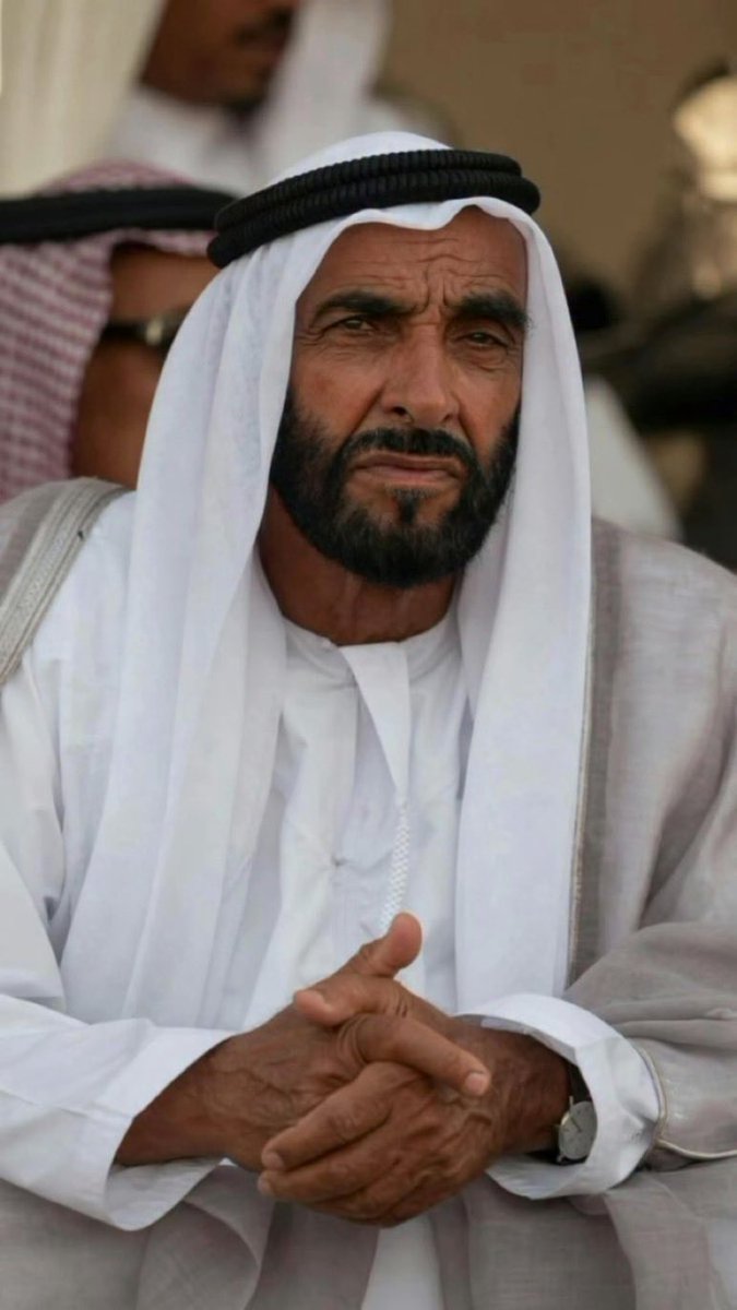 mathkarf's tweet photo. زايد على اسمه زايد وفعله يزود 
الغايب الموجود نسل الفلاحي

النادر اللي تبطي الامه تجود
بمثله وتبطي بُطُون الملاحي 

باسمه فرضنا شي ما هوب موجود
من كثر ما الشعب بعطاه استراحي

صار اسمه باسم الامارات معقود 
بـ ( عيال زايد ) والذكر طيب فاحي

مرحوم ياللي منت غايب ومفقود 
صيتك مثل برق السما يوم لاحي

#الا_زايد
#الشيخ_زايد_الله_يرحمه 
#الامارات