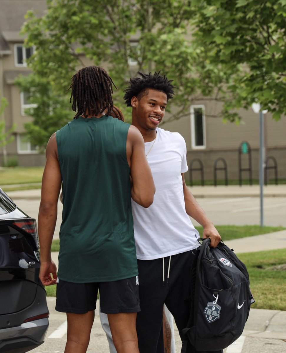 NotConnorCook18's tweet photo. Jordan Scott looks about 15 pounds bigger than last year, him and Jasiah will FEED FAMILIES this fall https://t.co/Pe18SrNQFO