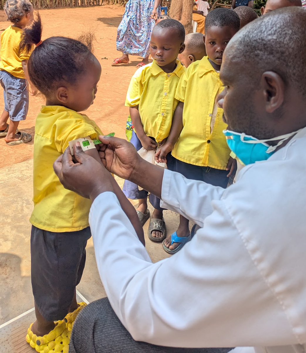DCFWOMEN's tweet photo. A pot on the fire. A nurse with a measuring tape. A community coming alive. 
Today, @DCFWOMEN is in Munyiginya sector, Rwamagana District, in the Eastern part of Rwanda inside a home that becomes a classroom every single day. https://t.co/u6Nw2E0gxO