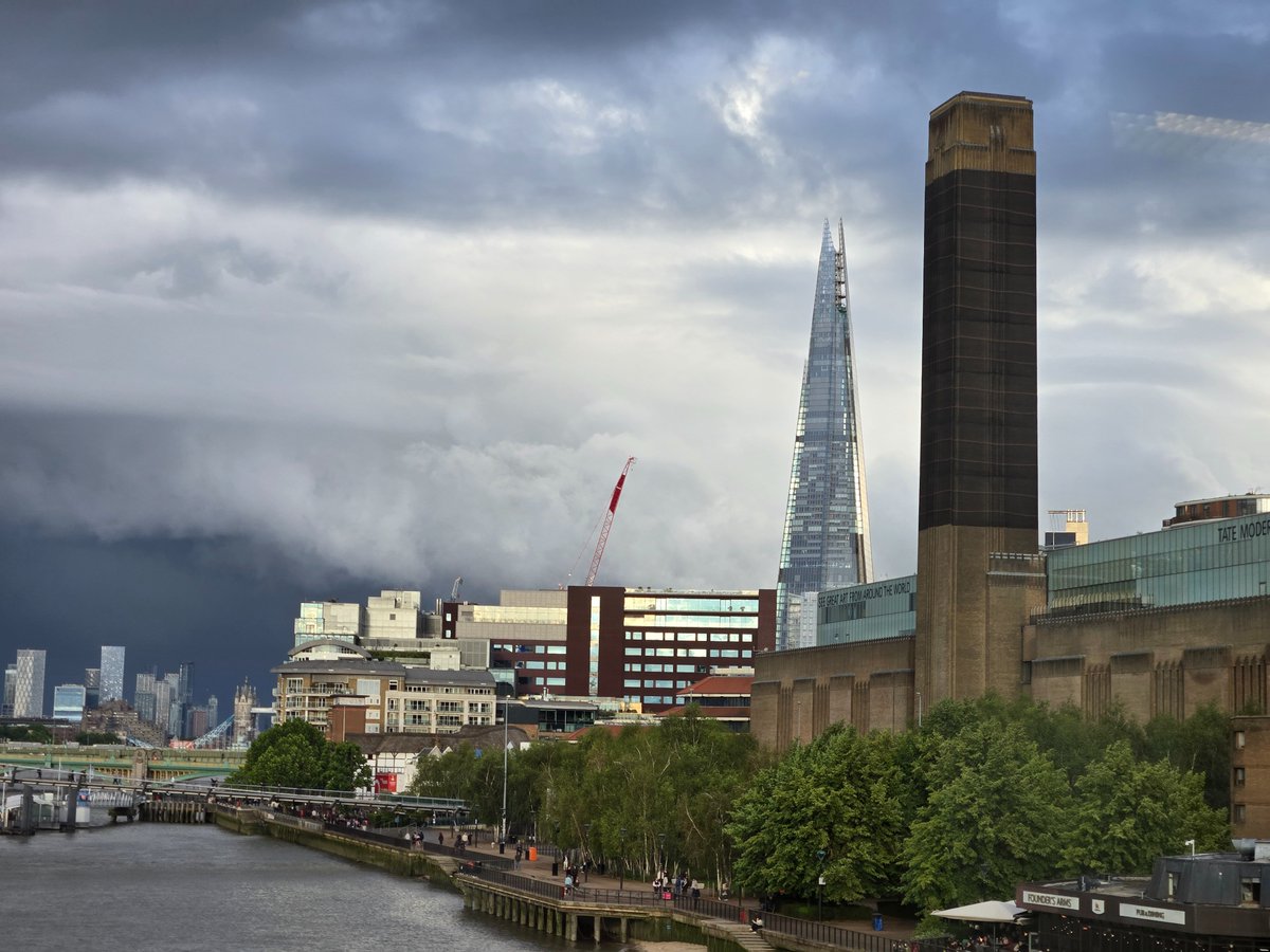 FurtherOr's tweet photo. A dramatic, glowering sky over London this evening. I hope it is not a portent. https://t.co/W168dISkw0