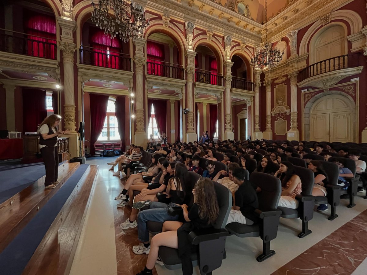 Aleitando142131's tweet photo. II Premio de teatro para a mocidade Begoña Muñoz Saa. En Maiores de 18 anos a gañadora foi Selenitas, de Raquel Castro Martínez. En Menores de 18, Mateo Silva Conde, alumno do centro, con Derrubando fronteiras de formigón. Parabéns e grazas pola participación. @bescolaresgal https://t.co/SqvUVbOQh3