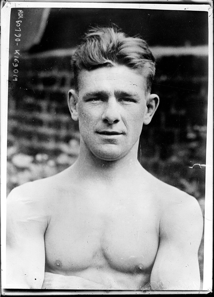 LaurentRie28741's tweet photo. "Arthur Wyns se fait masser après l’entraînement." - 1913.
Après l'effort, le réconfort !
Arthur Wyns, boxeur poids plume, né à Bruxelles en 1893. Il fait une carrière de pugiliste de 1911 à 1926. Champion d’Europe des poids plume en 1913.

Un chien se cache dans les images 1&amp;2🧐 https://t.co/iucBENhZM6