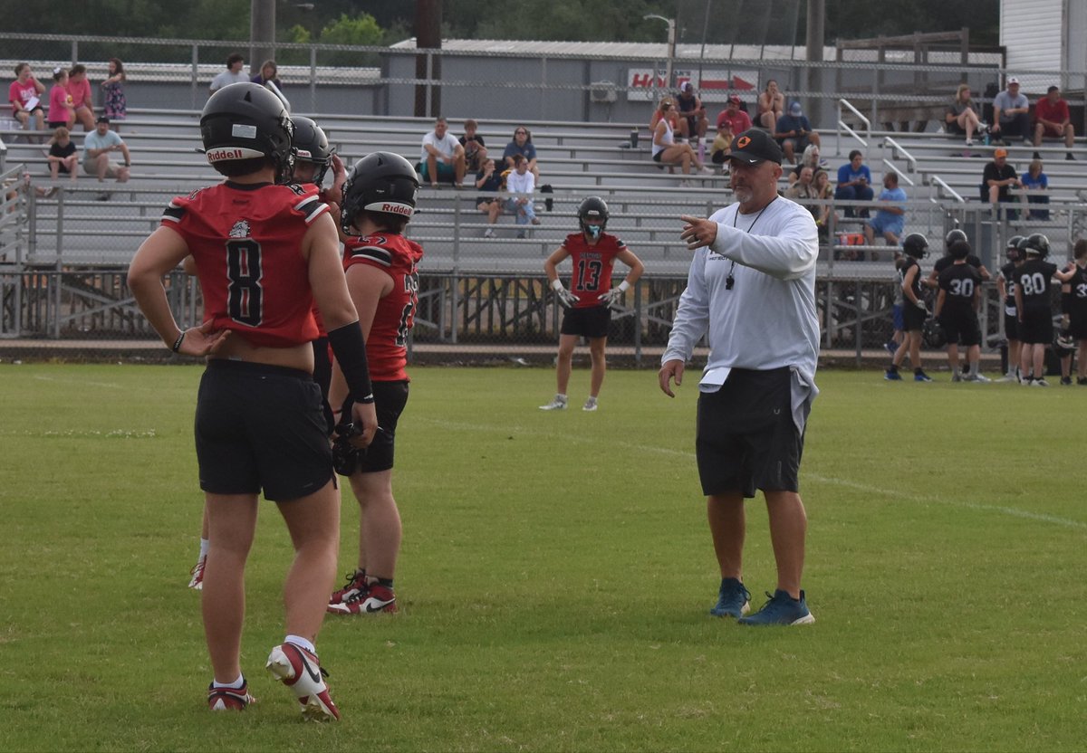 HickmanCoFB's tweet photo. Tuesday Night Lights 🏈

7 on 7 action served us well as we took the field, got better and our skill guys got to compete and show what they can do! 

📸 : @ConnorButts85 @MainStreetPreps 

#BulldogPride #EarnEverything #HickmanCoFB #TNPreps #NobodyHasItBetterThanUs https://t.co/XVZVNZkKkU