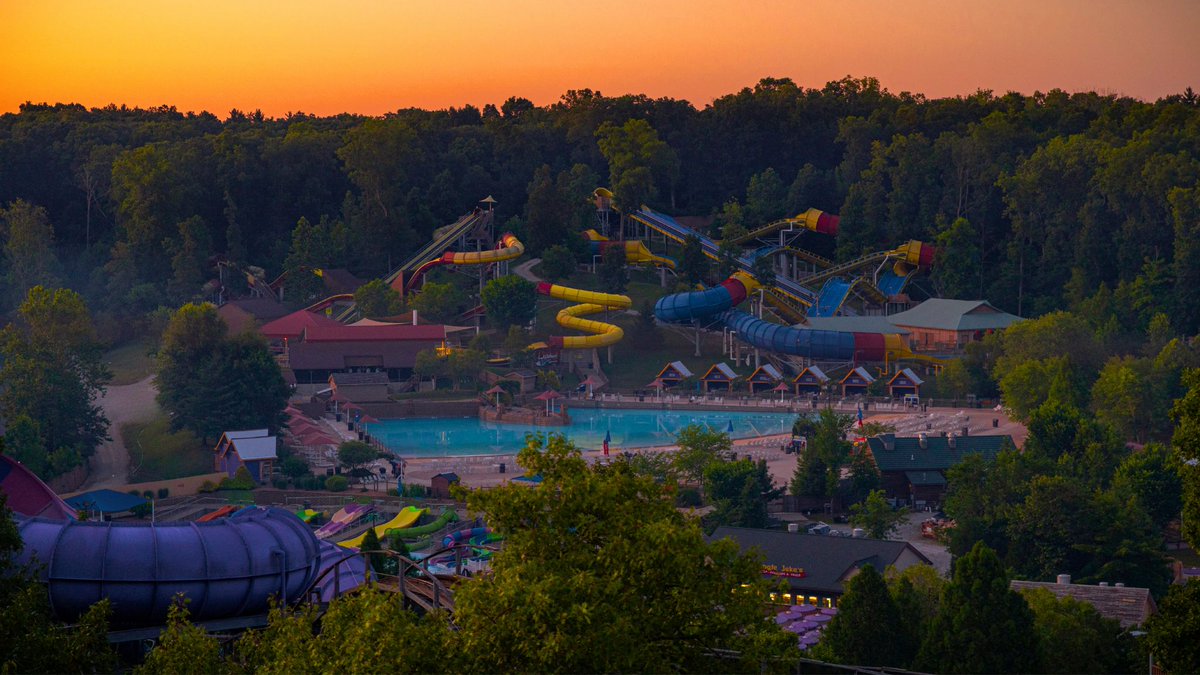 HolidayWorld's tweet photo. Just like actual ducks, the World's Largest Rubber Duck isn't a fan of high winds. She'll be "ducked" away for a while today until the winds settle down.
Mama Duck is sensitive to rainy and windy conditions, so she may disappear and reappear depending on the weather. Learn more about Rubber Duck Days here: https://t.co/w7VvTVAmgg