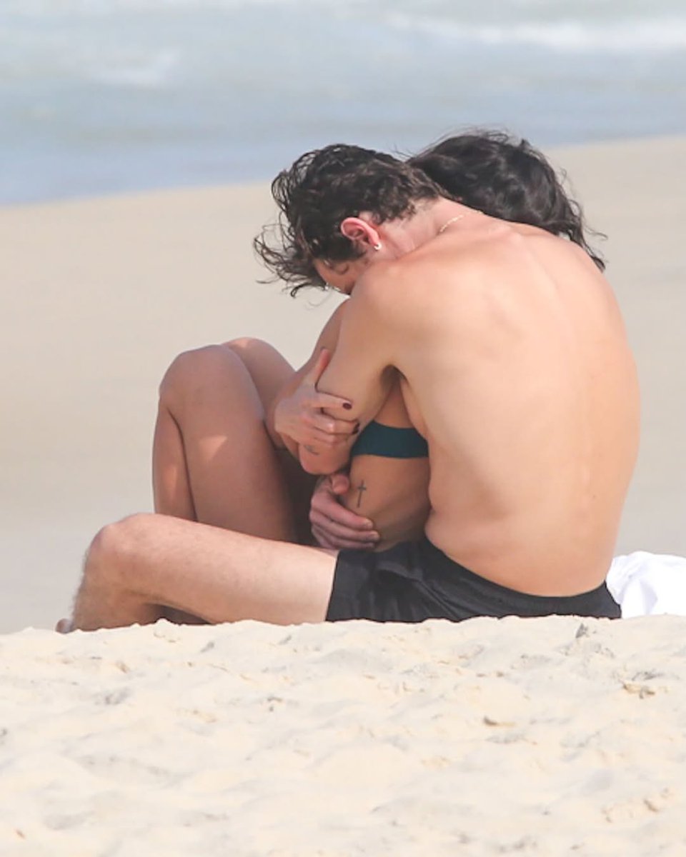 Mymimizita's tweet photo. Só love! Shawn Mendes e Bruna Marquezine curtindo um dia de praia no Rio de Janeiro em clima de romance. Entre mergulhos, sol e beijos, o casal aproveitou o cenário paradisíaco para relaxar e trocar carinhos. https://t.co/fVrESdWq02