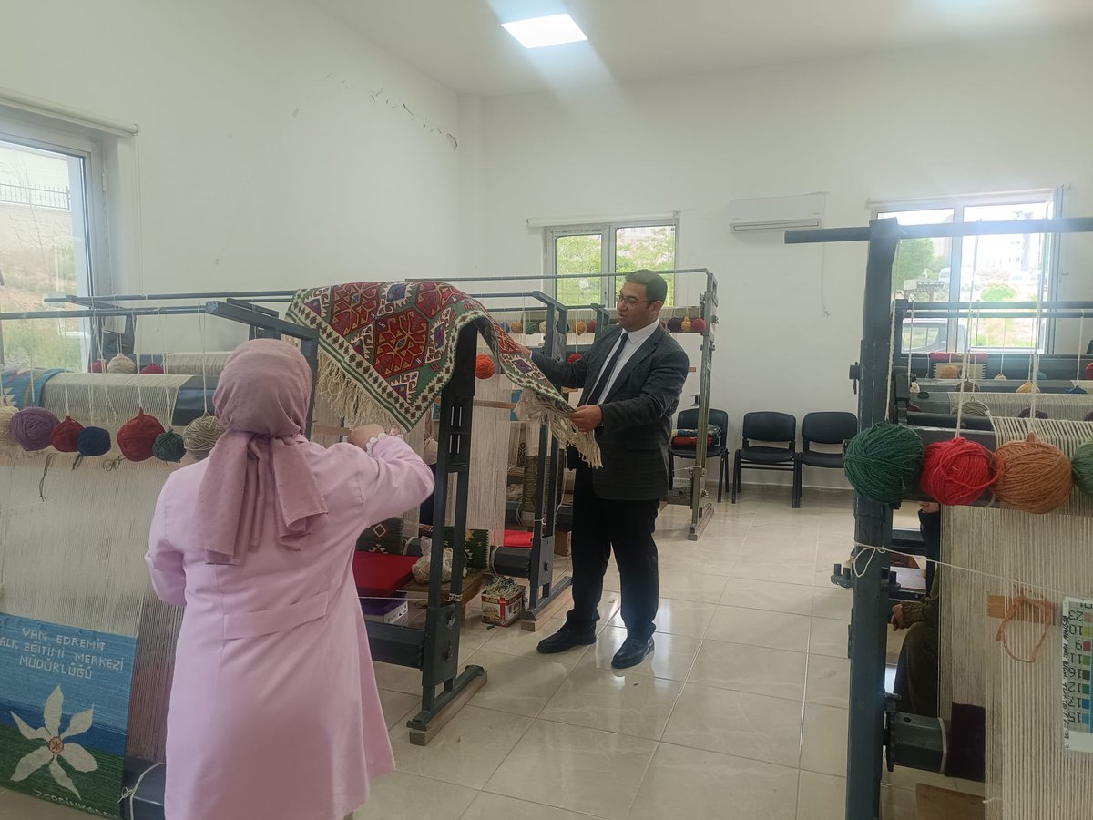 Edremit_MEM's tweet photo. MÜDÜRLERİMİZ EDREMİT HALK EĞİTİM MERKEZİ'Nİ ZİYARET ETTİ

@tcmeb @Yusuf__Tekin @tcvanvaliligi @valiozanbalci75 @tcvanedremit @omerahmetozd @VanilMem @bycandiroglu @dogannurses65

Haberin Detayı 👇
https://t.co/aYEkoeVDev https://t.co/z0uYrZnVa9