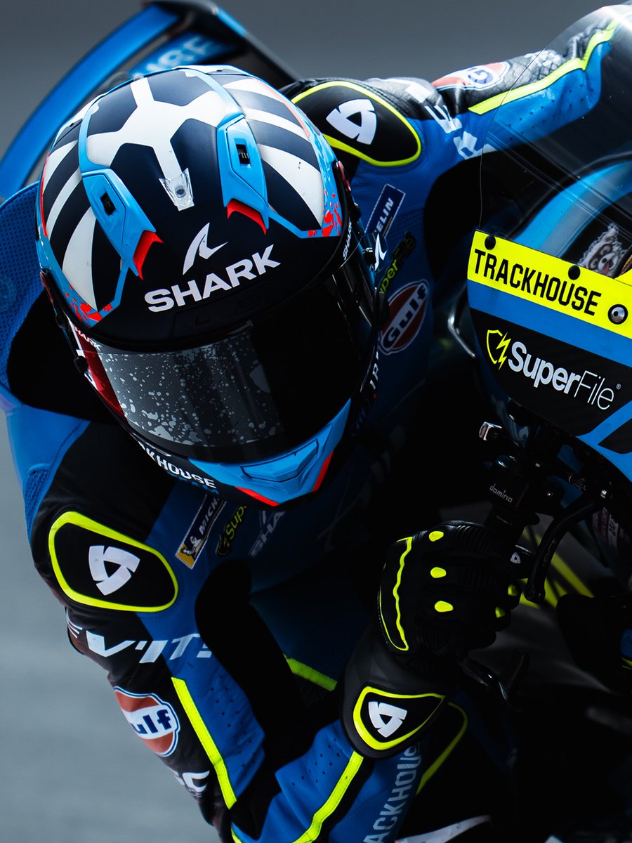 RubCanales's tweet photo. 💥 Resumen de las noticias de hoy relacionadas con el segundo piloto de Trackhouse para 2027:

🇮🇹 En varias ocasiones se ha mencionado la intención de Aprilia de contar con cuatro pilotos italianos y Mela Chércoles comentaba hoy en AS que el elegido sería Luca Marini.

📝 Sin embargo, desde Italia se viene informando desde el pasado fin de semana de que la primera opción seguía siendo la renovación de Raúl Fernández y, como segunda alternativa, el fichaje de Manu González.

🇪🇸 Por su parte, Manuel Pecino informa de que el propietario de Trackhouse habría decidido finalmente renovar a Raúl Fernández, sobre todo con la intención de que pueda probar la MotoGP de 850 cc durante la temporada.

#MotoGP