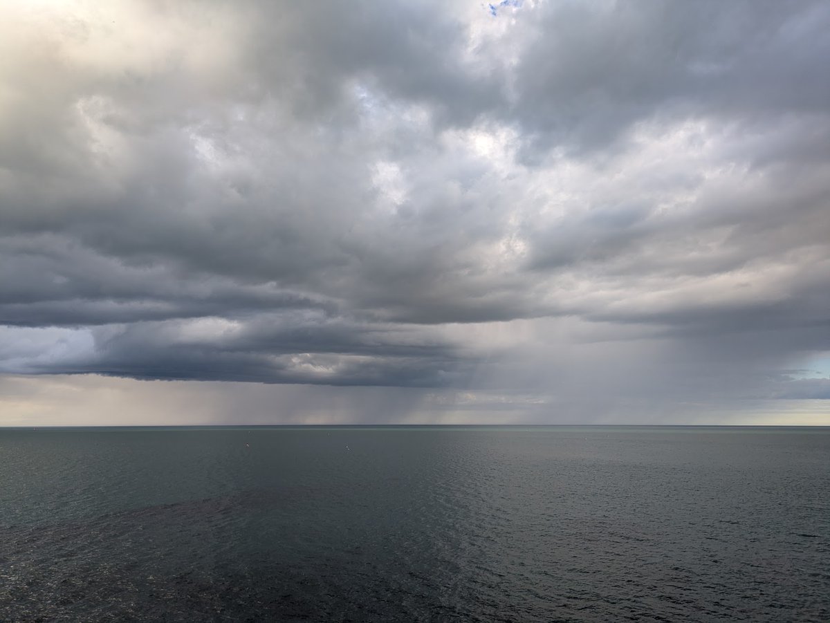 PorinaAdventure's tweet photo. Some weather going on out at sea. I got caught in two heavy showers in the morning. Not fun. https://t.co/HhiIesE0Oi