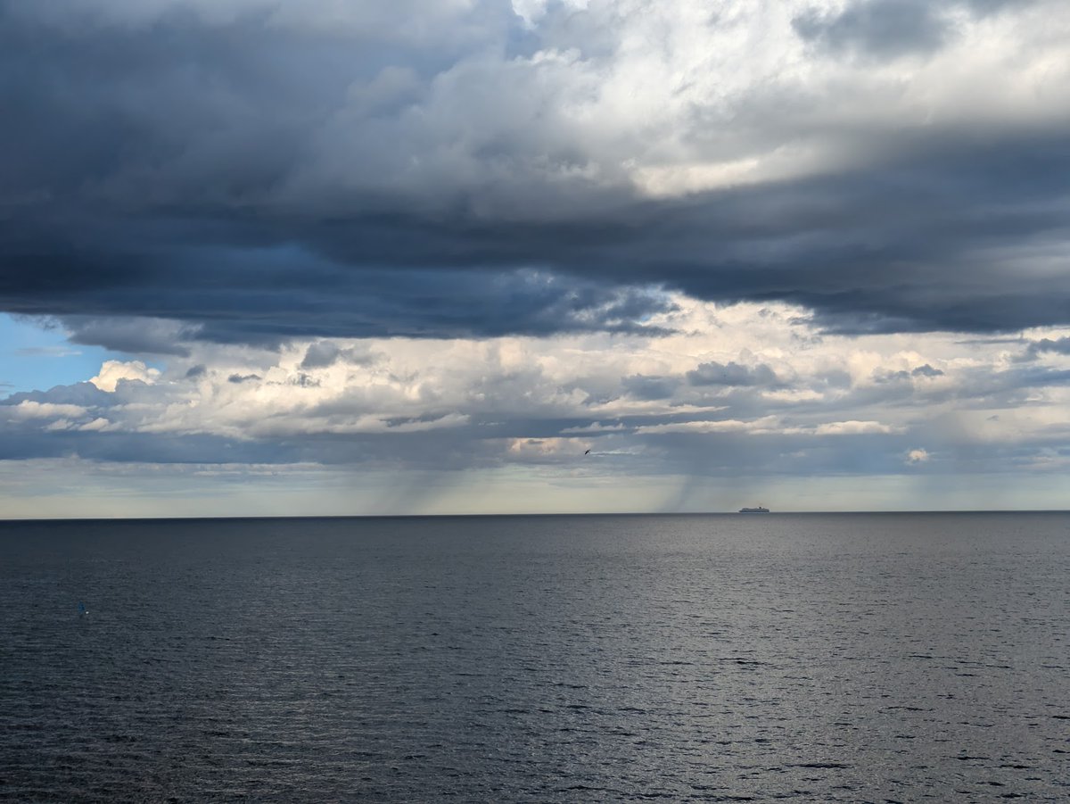 PorinaAdventure's tweet photo. Some weather going on out at sea. I got caught in two heavy showers in the morning. Not fun. https://t.co/HhiIesE0Oi